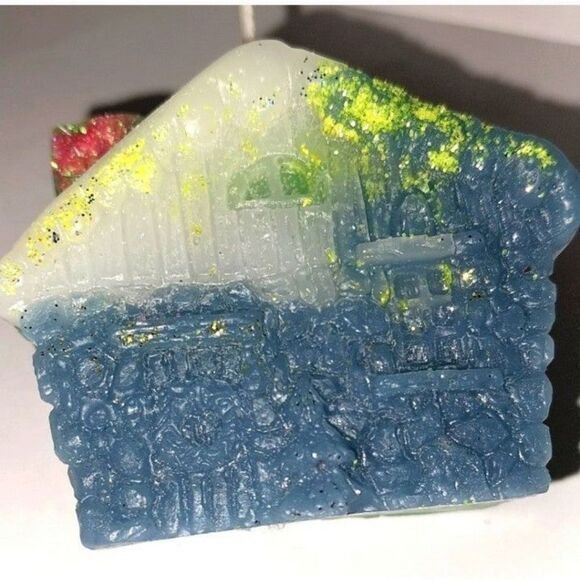 Hand crafted limited edition Gingerbread house candle - Picture 3 of 4